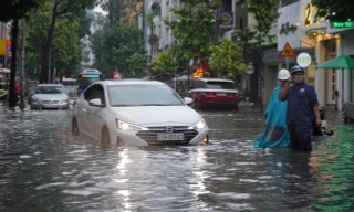 Mưa to kết hợp triều cường, đường phố giữa trung tâm Sài Gòn ngập nặng 