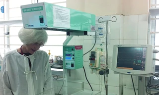 Mẹ đỡ đầu của trẻ sơ sinh Việt