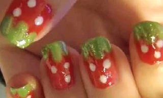 Độc đáo với móng tay ‘gắn’ dâu tây