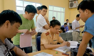 Người dân đến làm thủ tục sang tên chính chủ tại Phòng CSGT CA thành phố Hà Nội