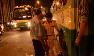 Xe buýt cán nát tay một thanh niên