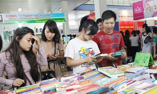Đông người xem, vắng người mua tại Hội chợ sách Quốc tế lần 4 Ảnh: T.Toan