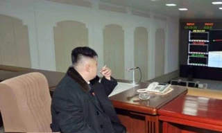 Ông Kim Jong Un ngồi hút thuốc sau khi chỉ đạo vụ phóng tên lửa hôm 12-12
