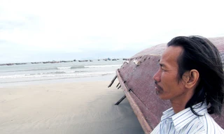 Hằng ngày, anh Đức - người binh nhất Gạc Ma năm xưa - cứ lang thang ngóng ra biển Ảnh: Nam Cường