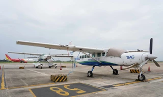 Khóa bánh, phủ bạt, neo giằng máy bay tại Nội Bài 