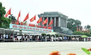 Dòng người trật tự xếp hàng vào lăng viếng Bác Hồ ngày thống nhất đất nước