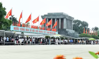 Dòng người trật tự xếp hàng vào lăng viếng Bác Hồ ngày thống nhất đất nước