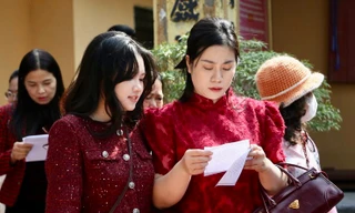 Hàng vạn du khách đổ về ngôi đền thiêng nhất Ninh Bình 