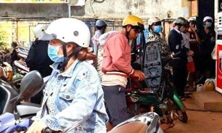 Chen nhau đổ xăng ở Bình Phước, tạp hóa ‘hét’ mỗi lít 30.000 đồng