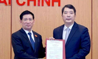 Thừa ủy quyền của Thủ tướng Chính phủ, ông Hồ Đức Phớc - Ủy viên BCH Trung ương Đảng, Bí Thư Ban cán sự Đảng, Bộ trưởng Bộ Tài chính đã trao quyết định bổ nhiệm cho ông Cao Anh Tuấn.