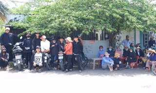 Người dân Quảng Ngãi đội nắng chờ đón linh cữu nguyên Chủ tịch nước Trần Đức Lương