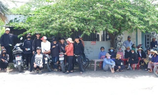 Người dân Quảng Ngãi đội nắng chờ đón linh cữu nguyên Chủ tịch nước Trần Đức Lương