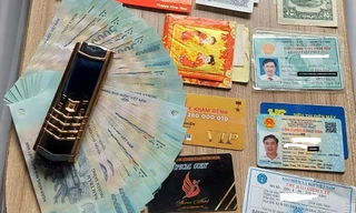 Bỏ quên điện thoại Vertu, ví chứa nhiều tiền trên tàu hỏa