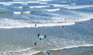 Bãi biển suýt bị 'xóa sổ' thành thiên đường lướt sóng, ngắm hoàng hôn