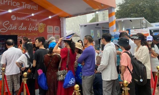 Chen chân xếp hàng 'săn' tour du lịch, vé máy bay giá rẻ