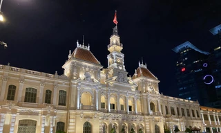 Khách du lịch 'quên ngủ' ngắm TPHCM từ xe buýt 2 tầng 