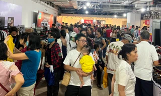 Người TPHCM bế cả con đi 'săn' hàng hiệu giảm giá tới 90% 