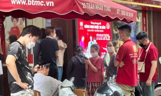 Nhiều người vội vã đi bán vàng