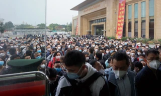 Hàng trăm người xếp hàng chờ xuất cảnh sang Trung Quốc ở cửa khẩu Móng Cái