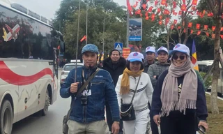 Khách du lịch nước bạn tham quan du lịch Lạng Sơn. Ảnh: Duy Chiến. 