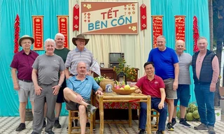 Khách Tây thích thú trải nghiệm Tết 'bên cồn' 