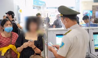 Cấm bay 1 năm nữ hành khách dùng giấy tờ giả 