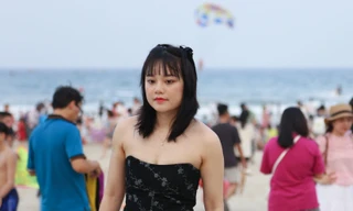 'Chữa lành' nắng nóng: Ăn ngủ trong công viên, mải miết bám biển...