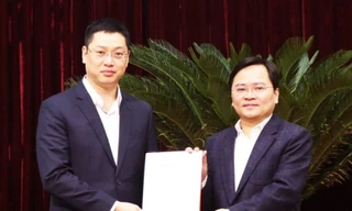 Bí thư Tỉnh ủy Bắc Ninh Nguyễn Anh Tuấn (bên phải) trao quyết định của Ban Bí cho ông Phương.