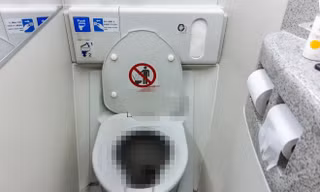 Điều ít biết về nhà vệ sinh trên máy bay 