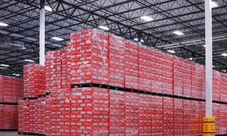 FIFA nguy cơ bị đòi 47 triệu USD tiền bia đang 'đắp chiếu' ở World Cup