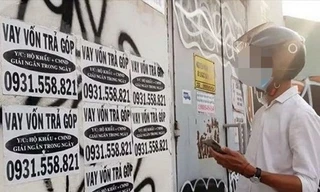 Doanh nghiệp có tiếng cũng dán quảng cáo 'dạo', mới sáng đã bị dán đầy nhà 