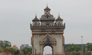 Khám phá công trình được coi như Khải hoàn môn của người Lào