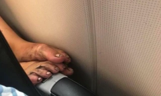 Bức xúc việc hành khách gác chân lên ghế trước suốt chuyến bay