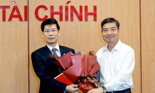 Thứ trưởng Bộ Tài chính Tạ Anh Tuấn trao quyết định cho tân Cục trưởng Cục Quản lý giá Nguyễn Minh Tiến