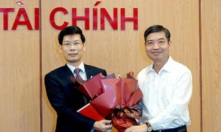 Thứ trưởng Bộ Tài chính Tạ Anh Tuấn trao quyết định cho tân Cục trưởng Cục Quản lý giá Nguyễn Minh Tiến