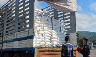Cửa khẩu quốc tế ở Quảng Trị đón lô hàng đầu tiên trong năm mới