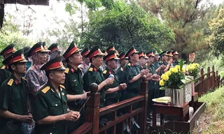 Dòng người viếng mộ Đại tướng Võ Nguyên Giáp trong ngày chiến thắng Điện Biên Phủ