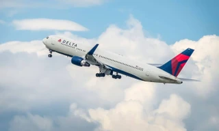 Cựu cầu thủ tiểu bậy, gây náo loạn chuyến bay