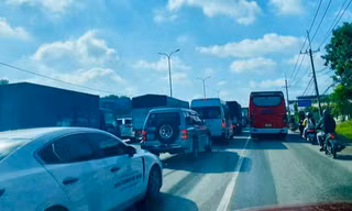 Kẹt xe kéo dài trên đường dẫn cao tốc TP HCM - Long Thành - Dầu Giây