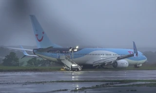 Máy bay chở hàng trăm khách trượt khỏi đường băng khi hạ cánh