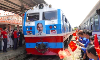 Phút giây đôi tàu Thống Nhất hội ngộ trên sân ga Đà Nẵng đúng ngày 30/4