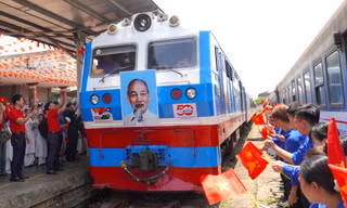Phút giây đôi tàu Thống Nhất hội ngộ trên sân ga Đà Nẵng đúng ngày 30/4