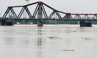 Nhìn gần nước lũ sông Hồng lên tới mố cầu Long Biên, Chương Dương 