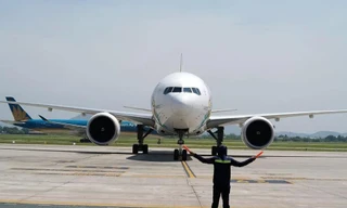 Hủy hàng loạt chuyến bay tránh bão