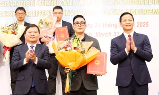 Bí thư Tỉnh ủy Bắc Ninh Nguyễn Anh Tuấn (bên trái) và Chủ tịch UBND tỉnh Bắc Ninh Vương Quốc Tuấn trao chứng nhận đầu tư cho doanh nghiệp. Ảnh: Nguyễn Thắng