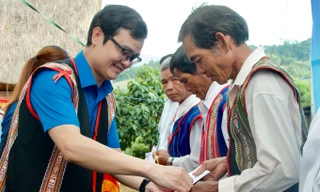 Bí thư thứ nhất T.Ư Đoàn thăm già làng, trưởng bản, người có uy tín ở Kon Tum