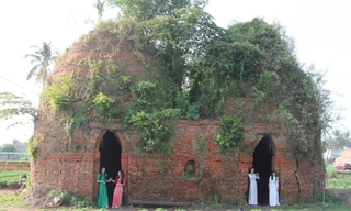 Du khách háo hức check-in ở lò gạch cũ 