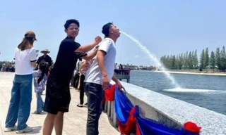 Kiểu tạo dáng 'phát ra tiếng cười' ở đài phun nước có 1-0-2