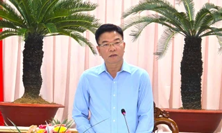 'Tôi đi tiếp xúc cử tri ở Phú Quốc thấy đụng vào đất chỗ nào cũng vướng' 