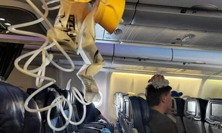 Máy bay rung lắc mạnh hất văng khách lên trần, đập xuống sàn